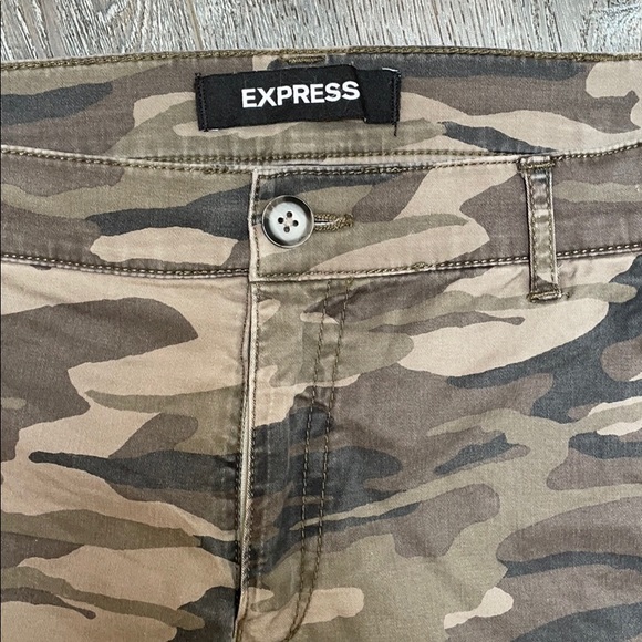 Express Camo Mid Rise Shorts - Picture 6 of 9